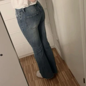 Lågmidjade bootcut jeans - Super snygga lågmidjade bootcut/flare jeans från brandy melville🤍 Säljer pågrund av att de är för stora för mig. Modellen är "Brielle 90's jeans"