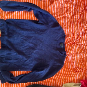 Mörkblå kashmirtröja från J.Crew - Superfin tröja i 100% kaschmir! Den är nopprig men lätt att ta bort, står storlek XL men sitter som s🙌🏼🙌🏼