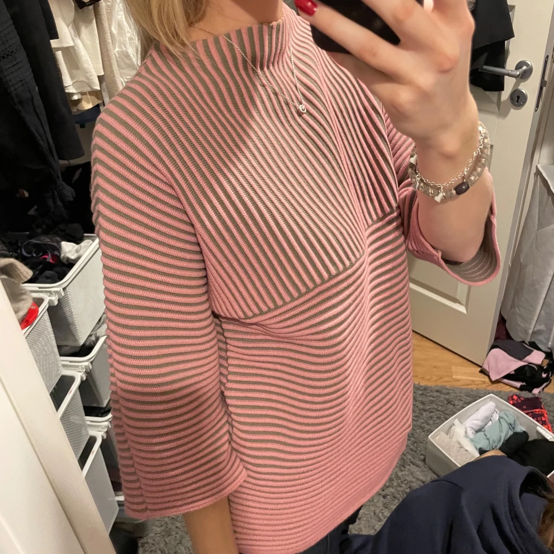 Rosa och grön randig tröja - 1