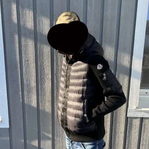 Svart cardigan från Moncler s/m - Säljer en snygg svart cardigan från Moncler med dragkedja och huva. . Perfekt för kyligare dagar. Och till sommar/våren