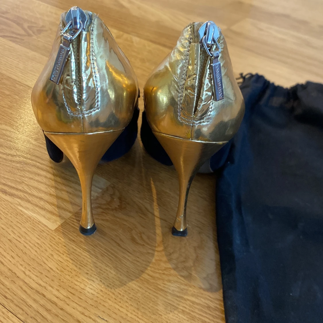 Svarta och guldiga klackskor från Dolce & Gabbana - 1