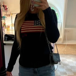 Polo Ralph Lauren tröja - Användt ett fåtal gånger. Super fin! Ända defekten är ett litet hål vi ena ärmen, pris kan diskuteras!!❤️