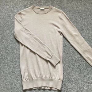 Beige tröja från John Henric - Säljer en stilren beige tröja från John Henric i storlek S. Inga skador, bra skick (använd cirka 2 gånger).  Nypris: 800kr  mitt pris: 450kr. Skriv om intresse!⭐️