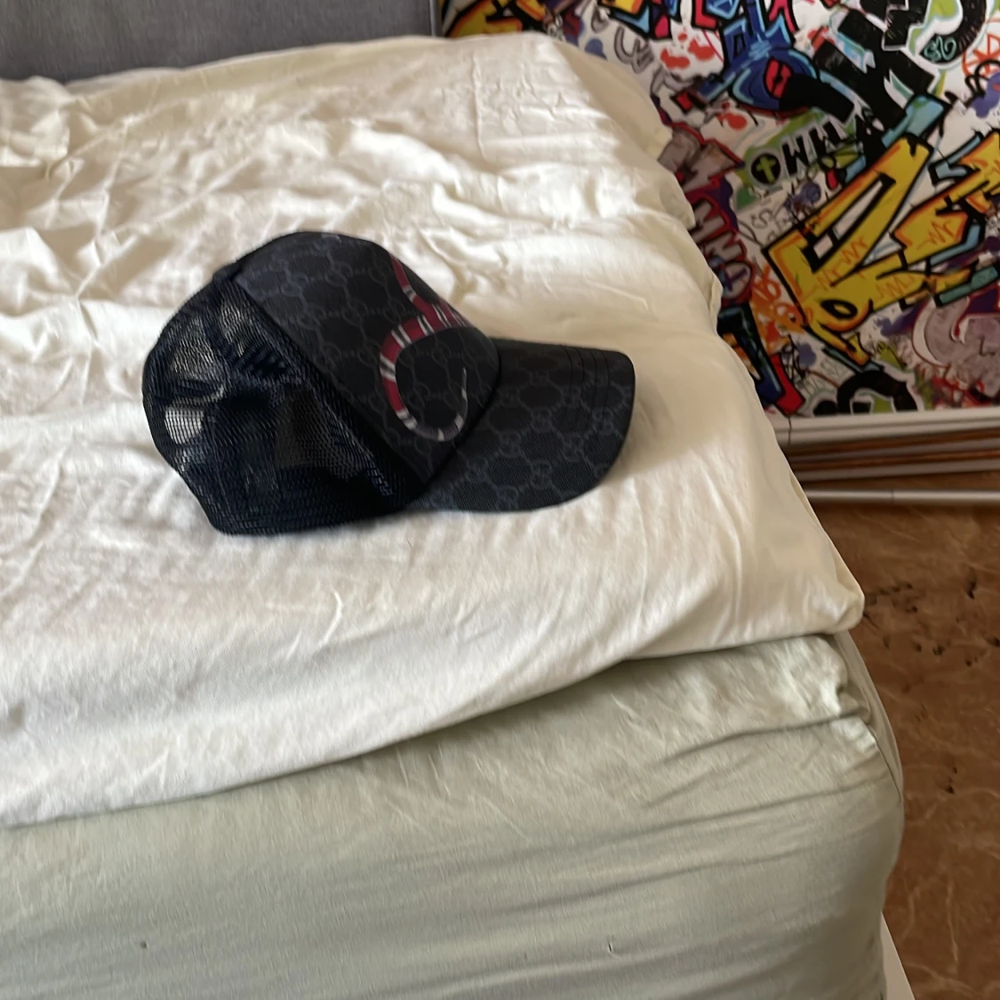 Svart keps med ormmönster - 3