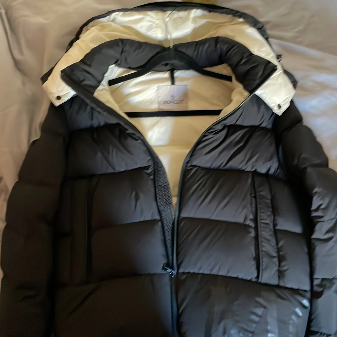 Svart och vit pufferjacka från Moncler - 2