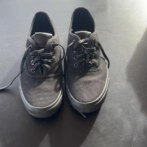 Svarta sneakers från Lyle & Scott - Snygga svarta sneakers från Lyle & Scott med klassisk snörning. Perfekta för en stilren look. Tillverkade i ett slitstarkt material med en bekväm passform.