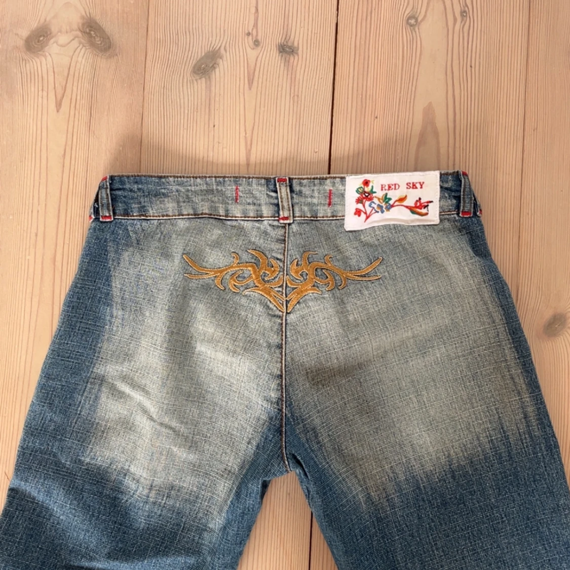 Blå jeans med broderi från Red Sky - 3
