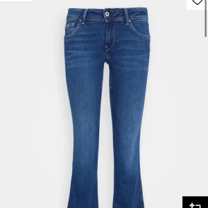 Blå flared jeans från pepe jeans - Jätte sköna och snygga flare blå jeans från pepe!!💓midjemått rakt över: 33 cm Innerbenslängd: 73
