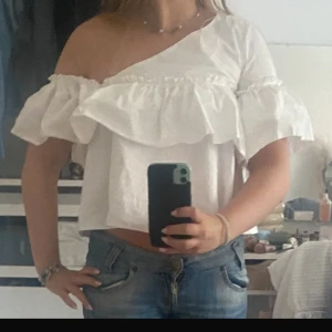 Volang one shoulder topp - Såå fin volang/one shoulder topp!🤍🤍