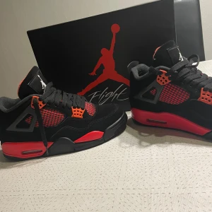 Jordan 4 Red Thounder - Helt nya använda typ 4 gånger kommer med box!!!! Riktigt snygga passar inte mig längre!!!!! Pris kan diskuteras! ÄKTA. Nedsatt pris pågrund av att jag inte hittar kvitton🤝kan gå ner i pris vid snabb affär. 