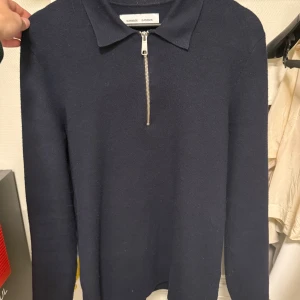 Mörkblå tröja från Samsøe Samsøe - Snygg mörkblå tröja från Samsøe Samsøe med dragkedja framtill och klassisk krage. Perfekt för en stilren look. Tröjan är sparsamt andvänd och skick får man bedöma själv av bilderna men enligt mig fortfarande bra skick! Nypris ligger på 1399kr köpt på volt. 