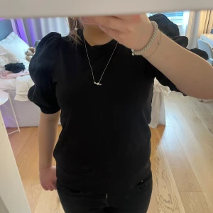 puffärmar tröja - svart puffärmad tröja från kappahl, aldrig andvänd bara testad. kom privat för mer info och bilder❤️