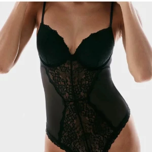Svart spetsbody - Svart push up spetsbody i storlek 75B och 80B. Helt slutsålda på H&M hemsidan. Skriv för fler bilder 🥰