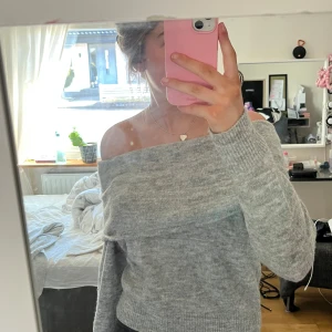 Grå offshoulder tröja - Snygg grå offshoulder tröja med långa ärmar. Tröjan är knappt använd och i bra skick. Hör av dig vid frågor🩷