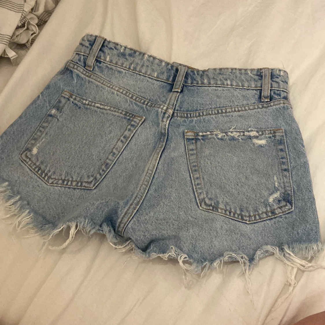 Ljusa jeansshorts från Zara - 2