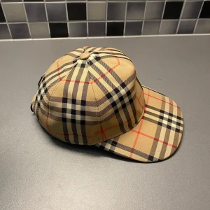 Burberry keps  - Riktigt fin burberry keps som är L men  passar även M, pris går diskuteras vid snabb affär, 