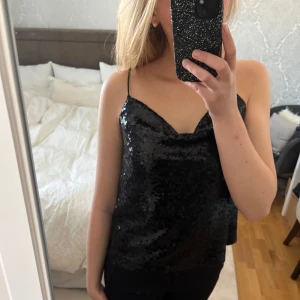 Svart festtopp - Snygg svart festtopp med smala axelband. Perfekt för en utekväll eller fest🤍