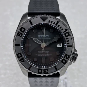 SEIKO BLACK mod - Säljer en mycket vacker och fin Seiko Mod! Helt Ny!   Sapphire glas  Autentisk Japansk Urverk Case storlek 40mm.  Hör av er vid frågor!