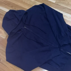 Mörkblå merinoull zip hoodie - Säljer en mörkblå merinoull zip pga kommer inte till användning. Storlek L men sitter som M 
