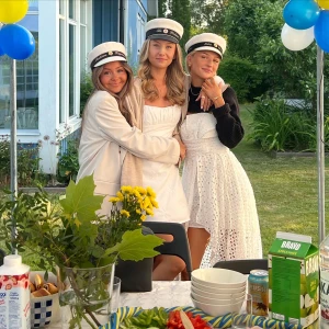 Vit spetsklänning - Säljer en elegant vit spetsklänning med asymmetrisk längd och vackra detaljer. Klänningen är ärmlös och perfekt för sommarens festligheter. Den har en luftig passform och en stilren design som passar till många tillfällen. Detta har varit min favorit klänning och är fortfarande helt kär i den men tyvärr vuxit ur den……