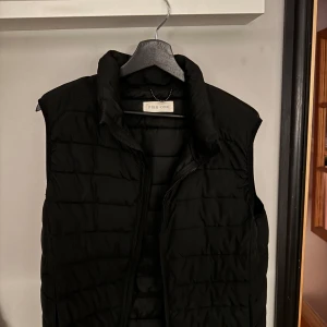 Pier one väst  - Tjena, säljer min väst då den bara ligger i garderoben. Västen är från pier one och är köpt för 449kr, mitt pris 250. Riktigt skön till våren och passar till mycket 🙌💯