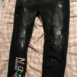 Svarta jeans från Dsquared2 - Har inte användt dom mycket har kalt in en stretch grej i midjan så att jag slipper ha ett bälte men vill sälja dom nu. Storlek 54 är kinesisk storlek riktiga är 36/32