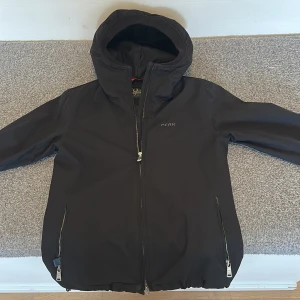 Svart jacka från Peak performance  - Snygg svart jacka från Peak med huva och dragkedja framtill. Jackan har långa ärmar med ribbade muddar och praktiska fickor med dragkedjor. Perfekt för kyligare dagar. Kan gå ner vid snabb affär🕰️. Skriv vid minsta fråga 👍