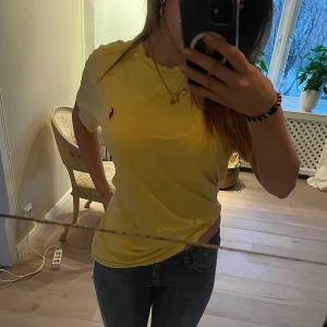 Ralph Lauren Gul T-shirt - RALPH LAUREN T-shirt - GUL Säljer en snygg t-shirt från Ralph Lauren med klassisk logga (lila) på bröstet. Perfekt t-shirt nu till sommaren! 🌟  STORLEK S/M PRIS går att diskutera - originalpris 820kr  Skriv om du har frågor 🫶