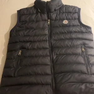 Moncler - Moncler väst snygg bra pris vid snabb affär 