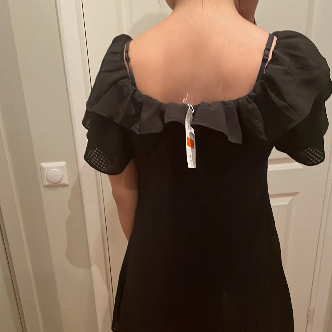 Svart klänning med volangdetaljer - 4