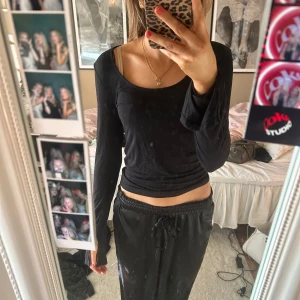 Svart långärmad topp - svart långärmad topp med rund halsringning och vida armar