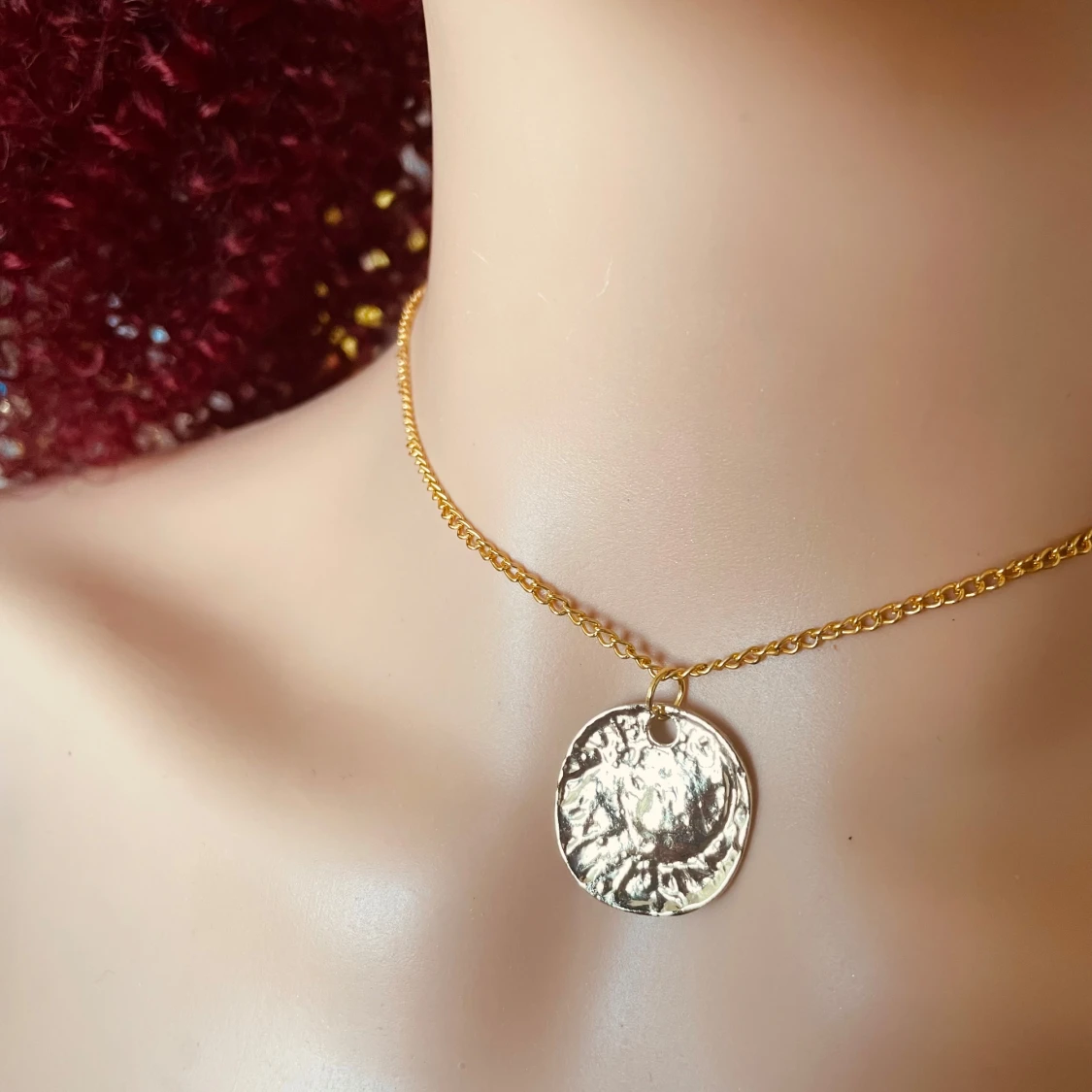 By prisförslag- Guldhalsband med rund berlock - 1