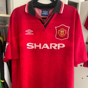 Manchester united tröja med tryck CANTONA  - Manchester United tröja med tryck CANTONA skriv frågor för fler bilder eller annat om tröjan.