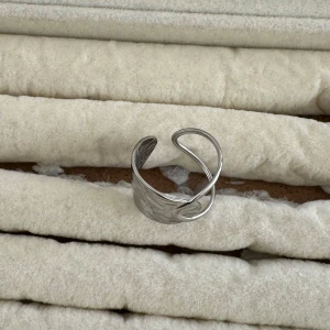 Rostfritt stål ring  - Alla som köper minst tre ringar får en slumpmässig vald ring på köpet. Vid köp över tre ringar får man välja ringen som kommer på köpet