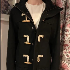 Vintage Japansk Vårjacka - Asskön Japansk vårjacka! Från märket rhythm of life united arrows. Ganska sällsynt!!! Gjord under 90-talet. Säljer för 799kr. 180cm och 61kg på bilden. Perfekt nu för våren då den inte är för varm eller kall. Lite nopprig men kan tas bort. För mer info skriv gärna och hör av er innan köp!