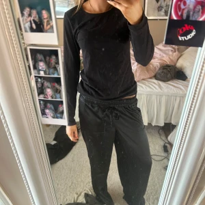 Svart långärmad tröja - Svart långärmad tröja