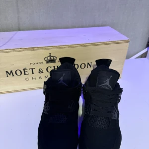 Svarta Nike Air Jordans - Snygga svarta Nike Air Jordans med klassisk design och ikonisk logga på plösen. Skorna har en stilren look med snörning och en robust sula för bra grepp. Perfekta för både vardag och sportiga aktiviteter.