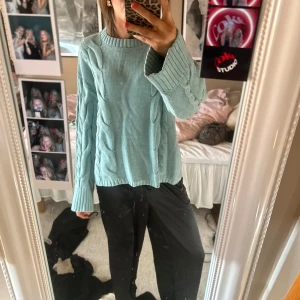 Ljusblå stickad tröja - ljusblå stickad tröja med kabelstickat mönster