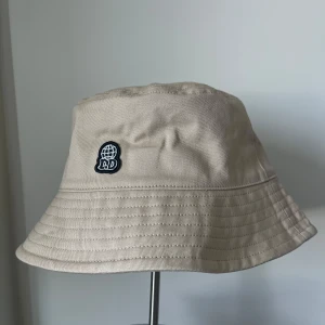 Bucket hat - Beige bucket hat från Dr. denim, helt oanvänd