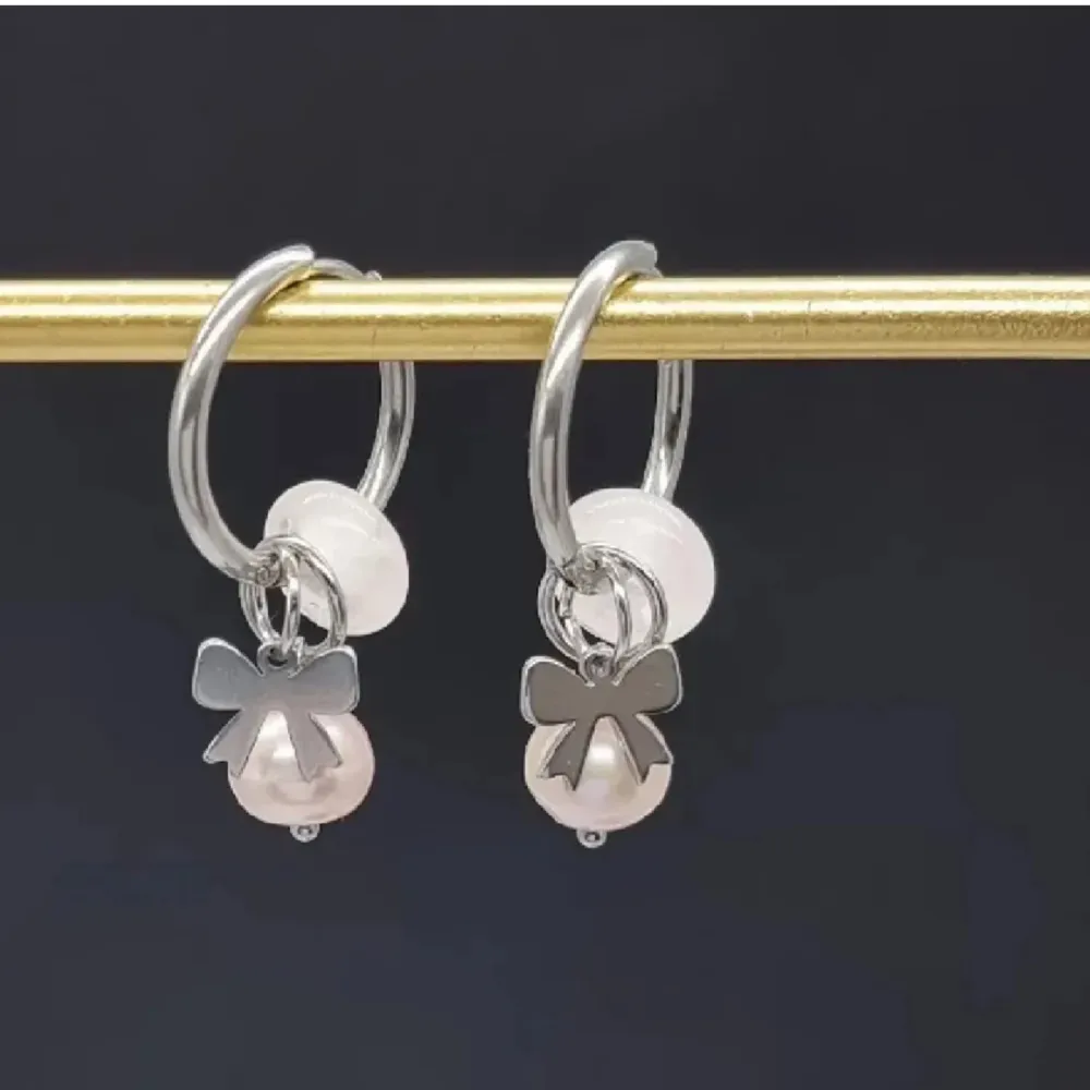 Unik handgjorda örhängen ●Material-100% rostfritt stål, rosenkvarts och äkta sötvattenspärlor●Örhängeskrokar -rostfritt stål. Nickel fri. Längd -3,5cm . Asusteet.