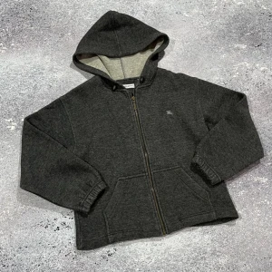 Vintage Burberry hoodie - Vintage Burberry hoodie köpt på Vestiaire collective så den är såklart äkta. Det är en mindre Xs som passar runt 160-165 möjligt viss någon centimeter till