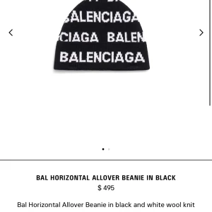 Balenciaga matchande mössa och halsduk horizontal allover  - Unisex svartvit mössa samt matchande halsduk från Balenciaga. De båda är i bra skick! De kan säljas separat, 2500kr var isf annars 4000 för båda!