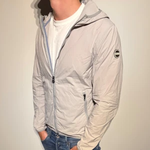 Colmar Windbreaker Vindjacka - Väldigt snygg windbreaker / vindjacka från colmar i väldigt fint skick! Storlek 46, sitter som S-XS. Hör av er vid frågor!