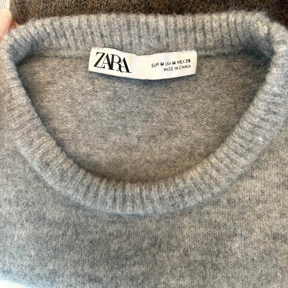 Grå stickad t-shirt från Zara - 3