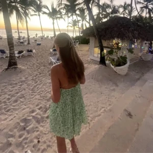 Sommarklänning - Grön blommig klänning från Zara, endast använd en gång (den på bilden) annars som helt ny! 