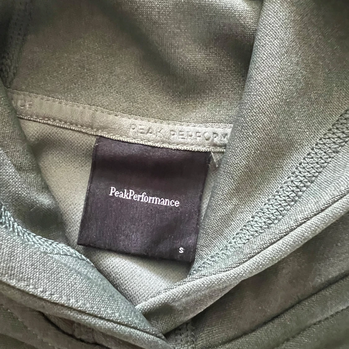 Grön hoodie från Peak Performance - 1