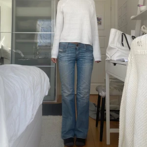 Blå bootcut jeans - Snygga blå bootcut jeans med klassisk femficksdesign och subtila slitningar. Perfekta för en avslappnad stil. De har en normal passform och är tillverkade i jeansmaterial. Innerbenslängden:76-77cm och midjemått: 38cm💞