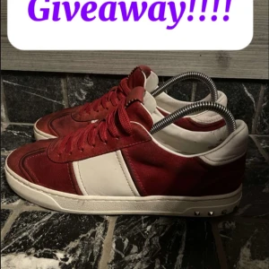 Giv3way på valentino flycrews! - Giv3away på ett par tvär feta röda valentinos! Såhär gör du för att få chansen att vinna!|1. Följ oss!=1 lott 🎟️ | 2. Likea inlägget!=1 lott 🎟️ | 3. Likea minst 1 av våra andra inlägg= 1 lott 🎟️ per like!!!! Vinnaren dras den 28 mars och kontaktas av mig!!!! Lycka till👊🏻