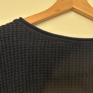 Mörkblå tröja från Hollister - Mörkblå tröja från Hollister, ish-stickad. Tunn och skön! Lite längre i bak och slits på sidorna. Fint skick.