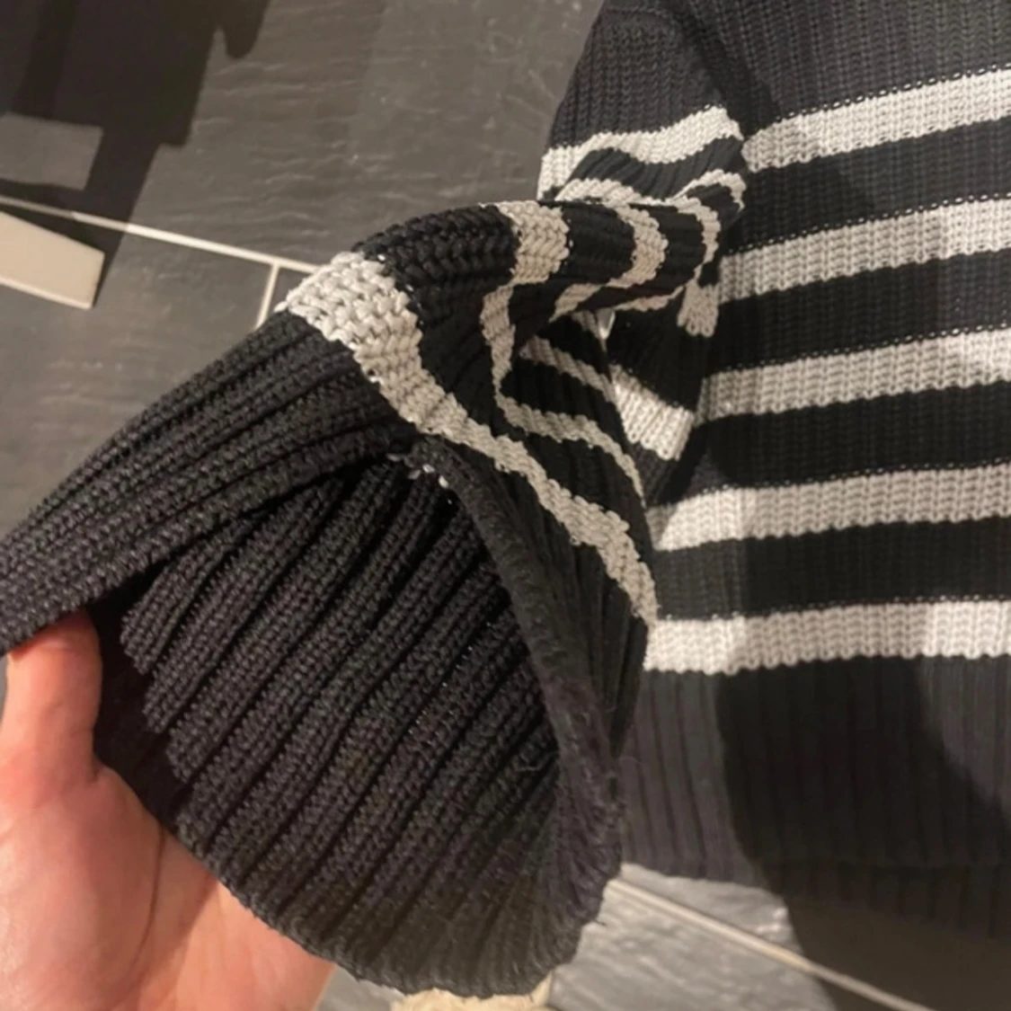 Svart och vit randig stickad tröja - 2